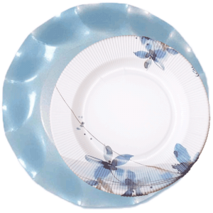 Plato celeste perlado con plato flores azules