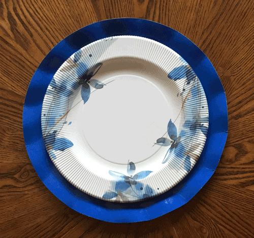 Bajo-plato-azul-cobalto-con-plato-flores-azules-
