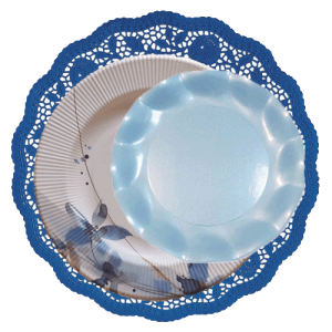 blonda azul marino con plato flores azules y celeste perlado