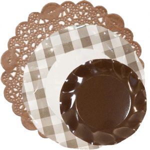 blonda papel marrón-con-plato-cuadros-vichy-y-plato-marrón