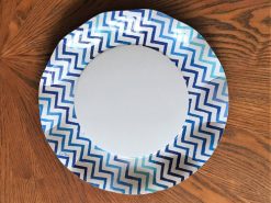 Plato blanco con filo azul chevrón