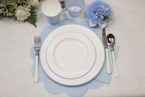 Plato cartón blanco filo azul-DeFiestaEnCasa